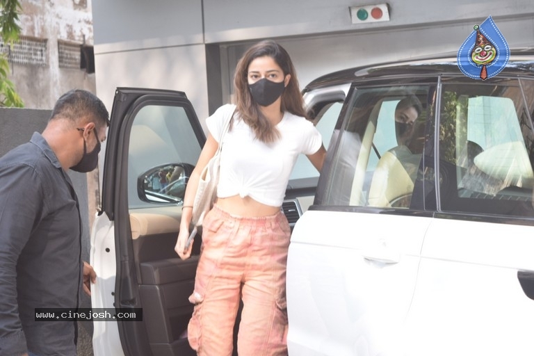 Ananya Panday Spotted At Andheri - 12 / 13 photos