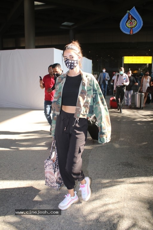 Ananya Pandey Spotted at Airport - 6 / 16 photos