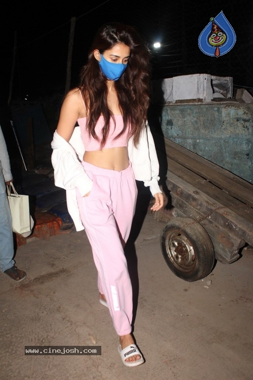 Disha Patani Snapped At Versova Jetty - 9 / 11 photos
