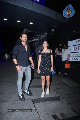 Kriti Kharbanda Spotted At Hakkasan Bandra - 7 of 15