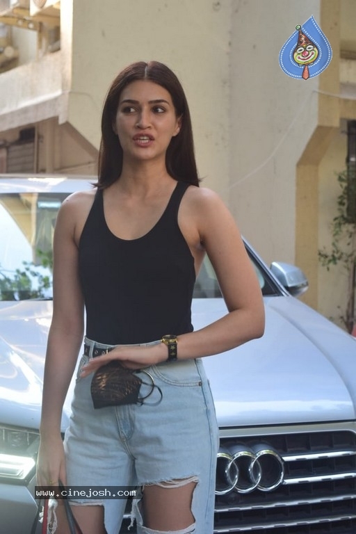 Kriti Sanon Spotted at Juhu - 9 / 15 photos