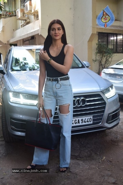 Kriti Sanon Spotted at Juhu - 10 / 15 photos