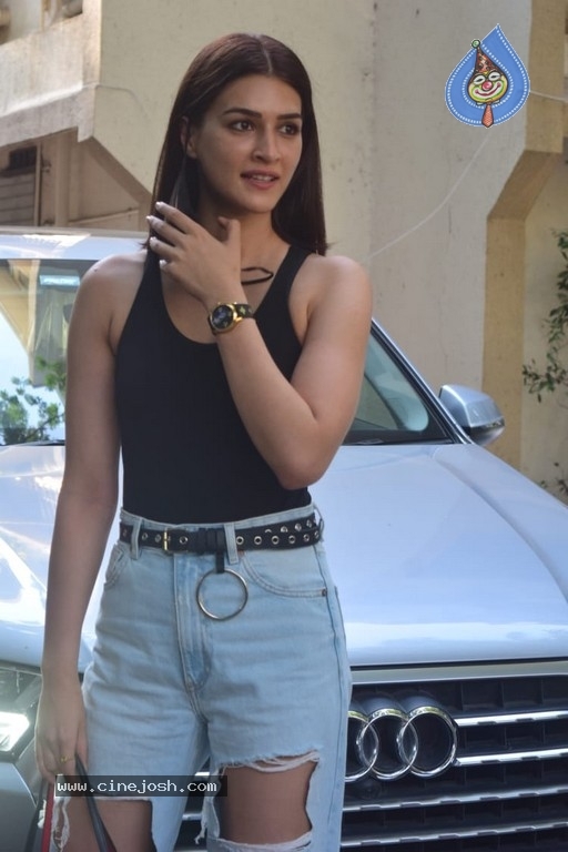 Kriti Sanon Spotted at Juhu - 14 / 15 photos