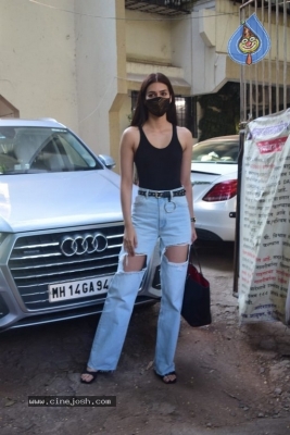 Kriti Sanon Spotted at Juhu - 4 of 15