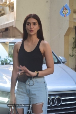 Kriti Sanon Spotted at Juhu - 15 of 15