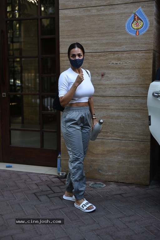 Malaika and Ananya Spotted In Bandra - 4 / 15 photos