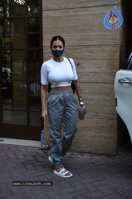 Malaika and Ananya Spotted In Bandra - 5 / 15 photos