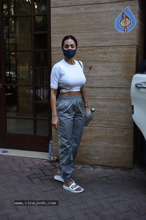 Malaika and Ananya Spotted In Bandra - 7 / 15 photos