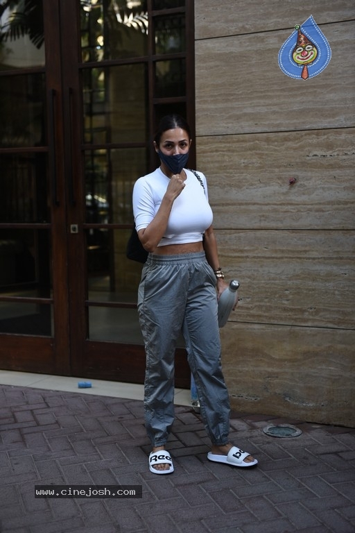 Malaika and Ananya Spotted In Bandra - 9 / 15 photos