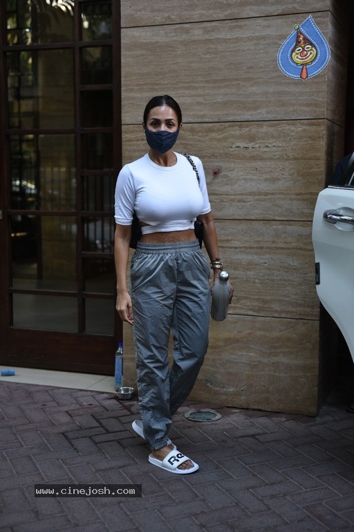 Malaika and Ananya Spotted In Bandra - 14 / 15 photos