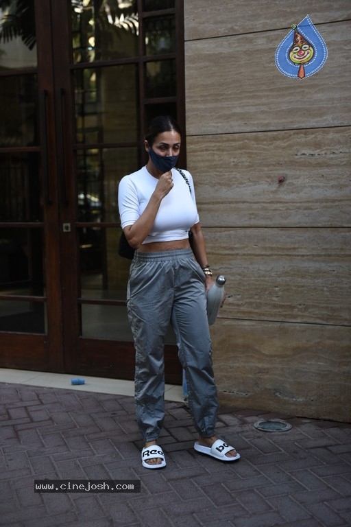 Malaika and Ananya Spotted In Bandra - 15 / 15 photos