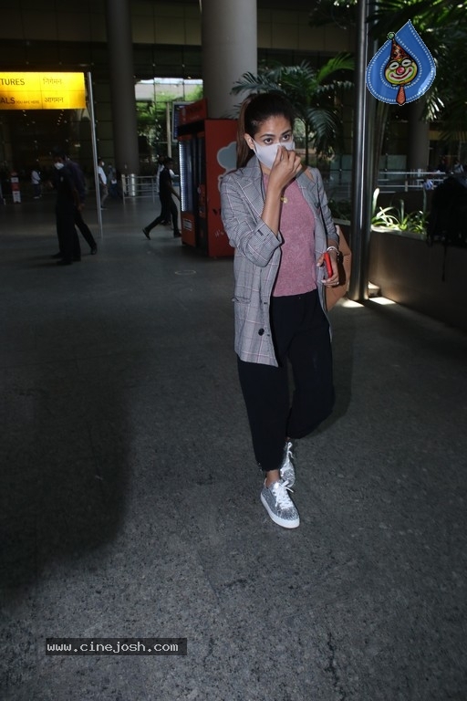 Mira Kapoor Spotted At Airport - 1 / 13 photos