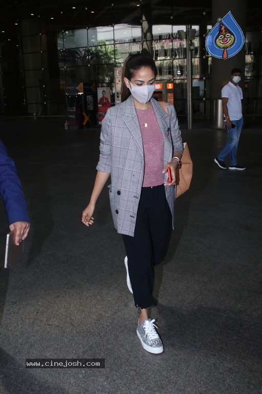Mira Kapoor Spotted At Airport - 2 / 13 photos