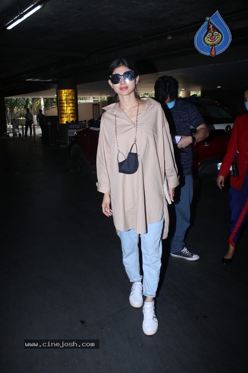 Mouni Roy Spotted at Airport - 7 / 9 photos