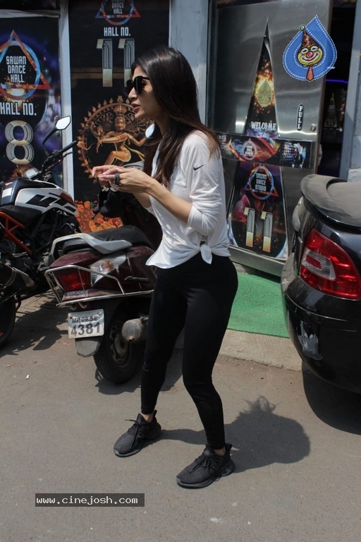 Mouni Roy Spotted At Dance Class - 4 / 17 photos
