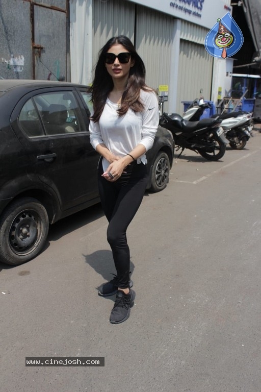 Mouni Roy Spotted At Dance Class - 7 / 17 photos