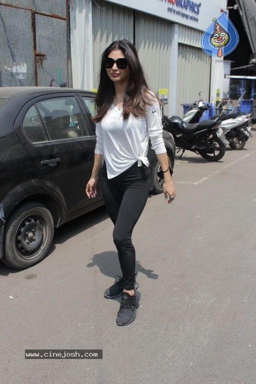 Mouni Roy Spotted At Dance Class - 15 / 17 photos