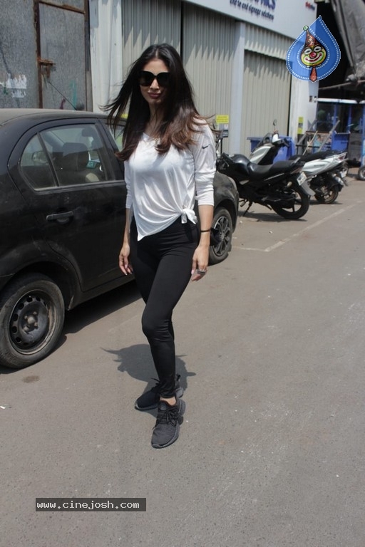 Mouni Roy Spotted At Dance Class - 16 / 17 photos