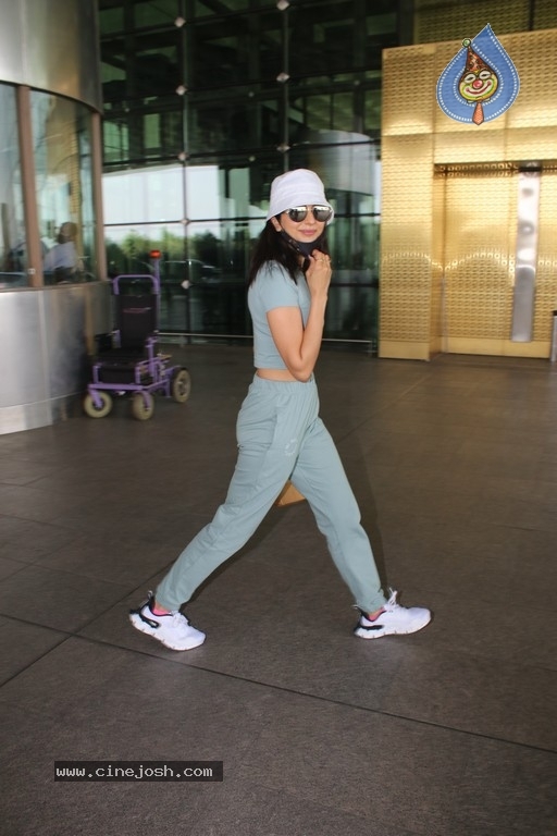 Rakul Preet Spotted At Airport - 11 / 21 photos