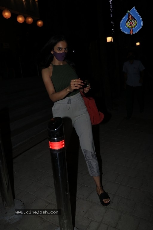 Rakul Preet Spotted at Bandra - 1 / 4 photos