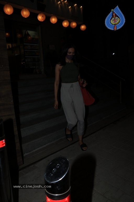 Rakul Preet Spotted at Bandra - 3 / 4 photos