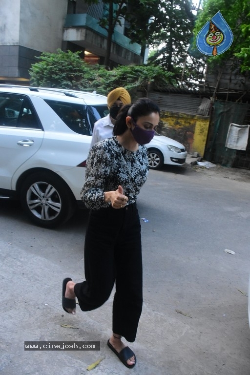 Rakul Spotted in Bandra - 5 / 14 photos