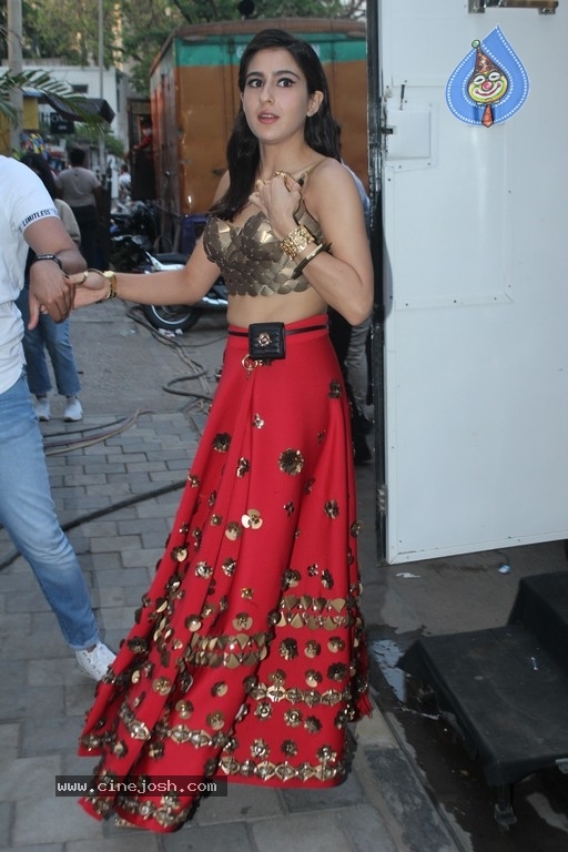 Sara Ali Khan Snapped In Juhu - 1 / 10 photos