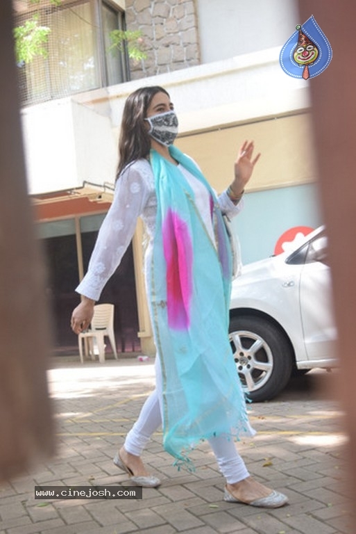 Sara Ali Khan Spotted Kareena Kapoor House - 3 / 6 photos