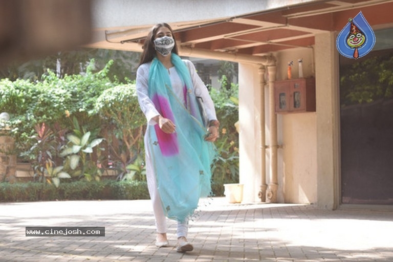 Sara Ali Khan Spotted Kareena Kapoor House - 4 / 6 photos