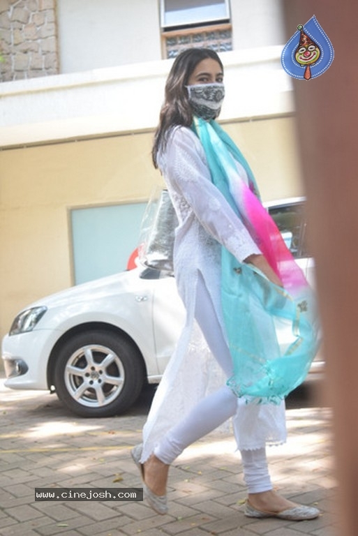 Sara Ali Khan Spotted Kareena Kapoor House - 5 / 6 photos
