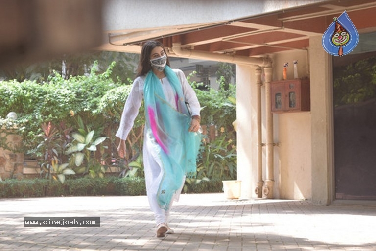 Sara Ali Khan Spotted Kareena Kapoor House - 6 / 6 photos