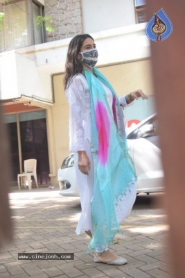 Sara Ali Khan Spotted Kareena Kapoor House - 1 of 6