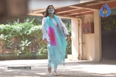 Sara Ali Khan Spotted Kareena Kapoor House - 2 of 6