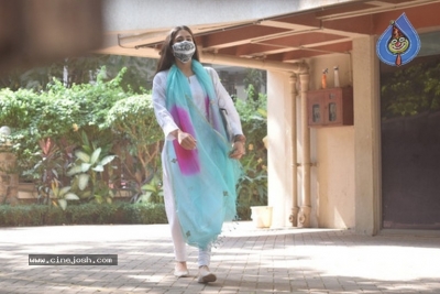 Sara Ali Khan Spotted Kareena Kapoor House - 4 of 6