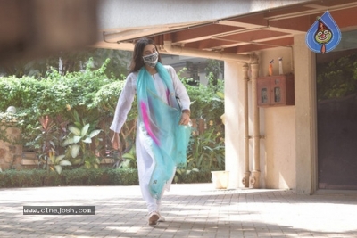 Sara Ali Khan Spotted Kareena Kapoor House - 6 of 6