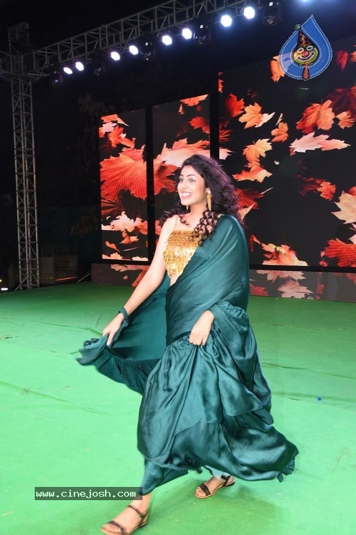 Jathi Ratnalu Pre Release Event 01 - 26 / 42 photos