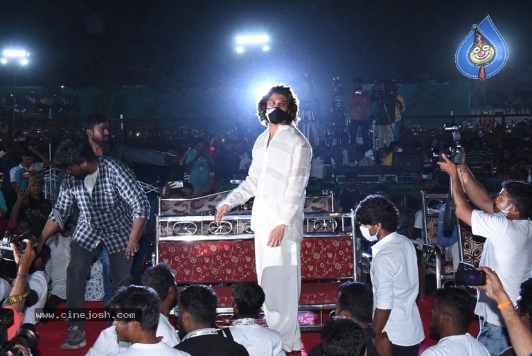 Jathi Ratnalu Pre Release Event 01 - 27 / 42 photos