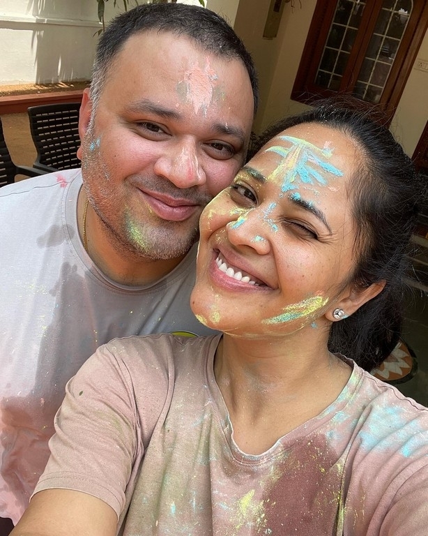 Anasuya Celebrates Holi with her Family - 5 / 8 photos