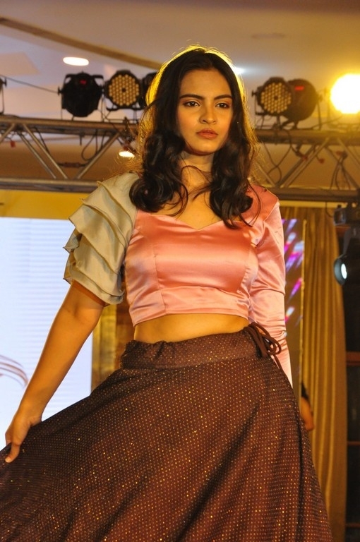 Me Women Fashion Show - 4 / 21 photos