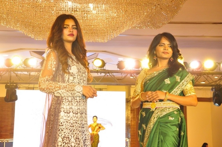 Me Women Fashion Show - 5 / 21 photos