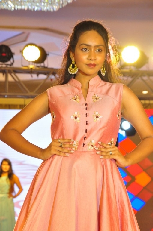 Me Women Fashion Show - 13 / 21 photos