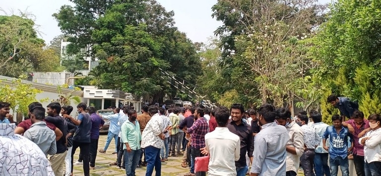 Mega Fans Hungama at Ram Charan House - 3 / 6 photos