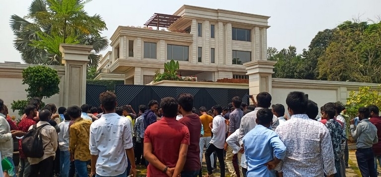 Mega Fans Hungama at Ram Charan House - 4 / 6 photos