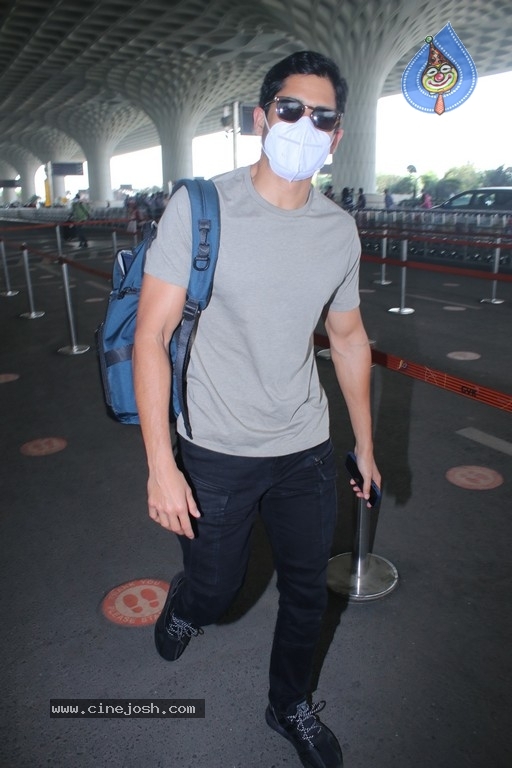 Naga Chaitanya Spotted at Airport - 4 / 12 photos