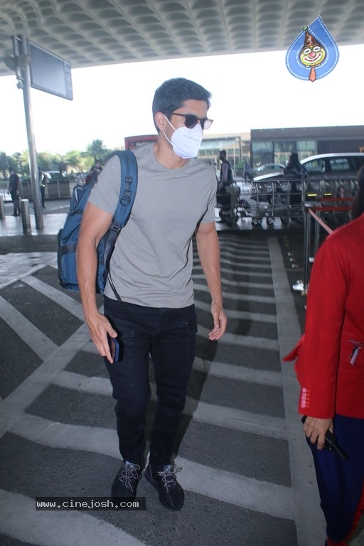Naga Chaitanya Spotted at Airport - 5 / 12 photos