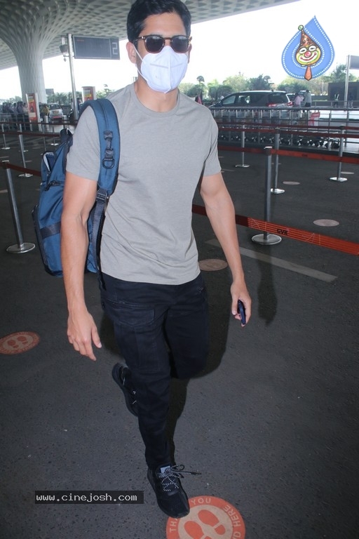 Naga Chaitanya Spotted at Airport - 6 / 12 photos