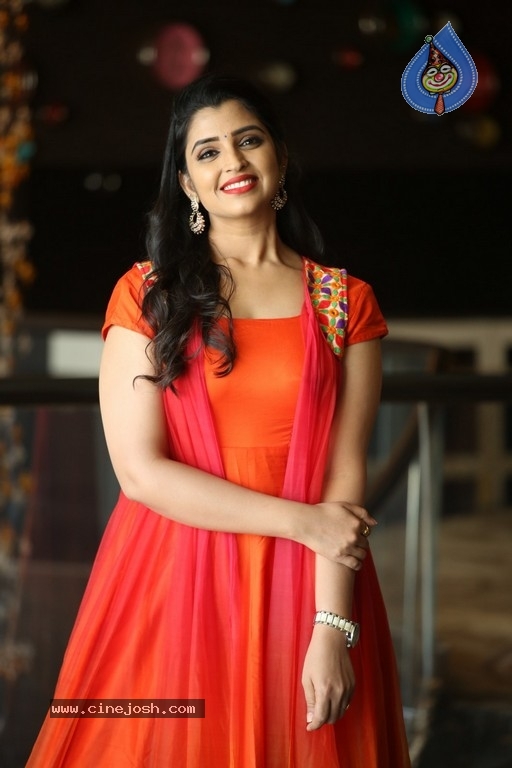 Anchor Shyamala Pics - 6 / 20 photos