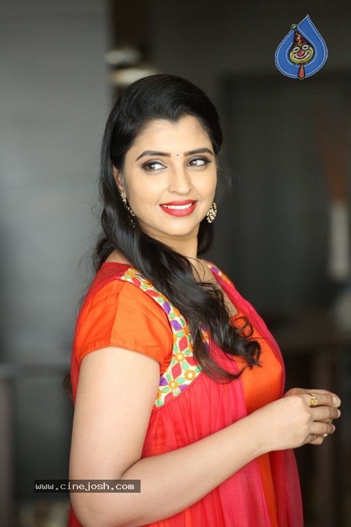 Anchor Shyamala Pics - 7 / 20 photos