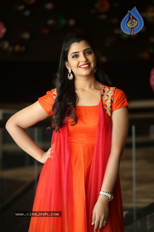 Anchor Shyamala Pics - 14 / 20 photos