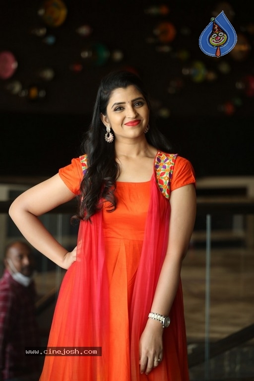 Anchor Shyamala Pics - 20 / 20 photos